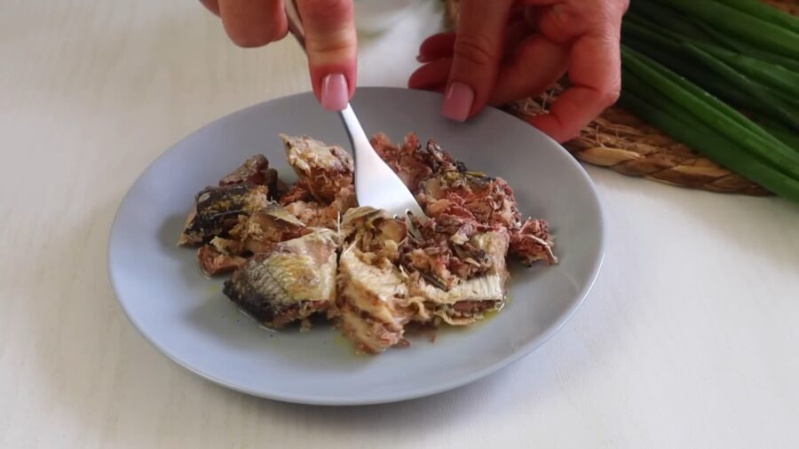 Подрібнюємо рибні консерви виделкою