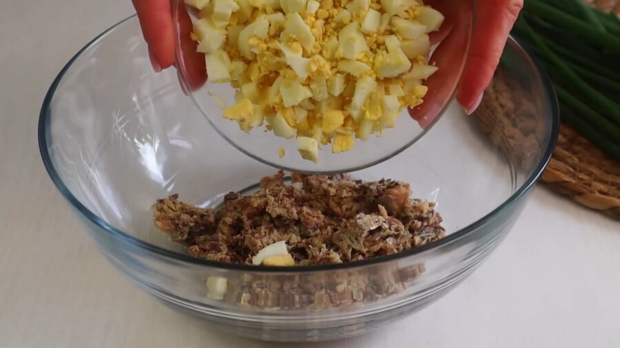 Накладаємо нарізані яйця