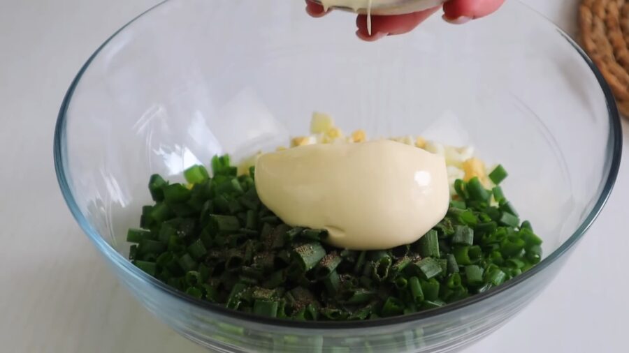 Після цибулі та солі зі спеціями додаємо майонез