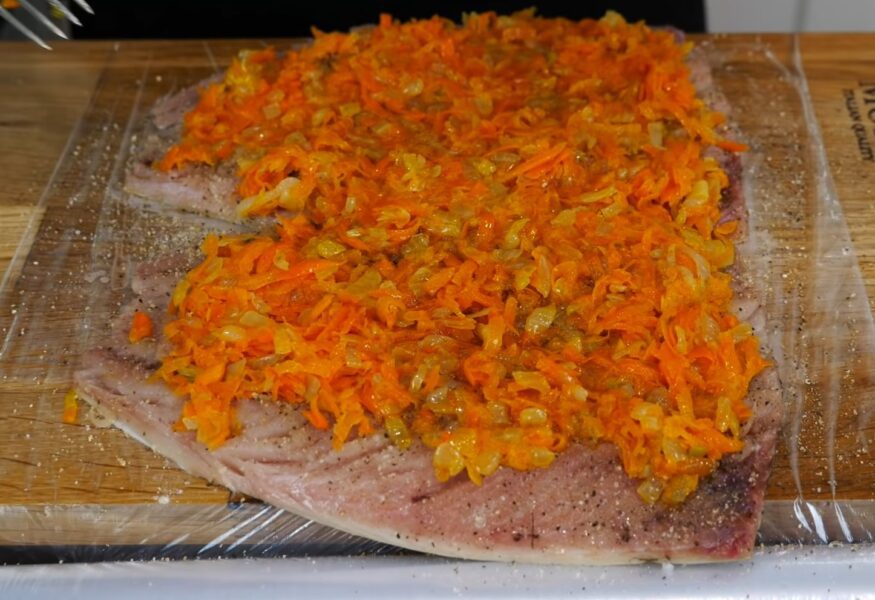 Більше рибу не смажу і не запікаю. Геніальний рецепт скумбрії: рулет з овочами