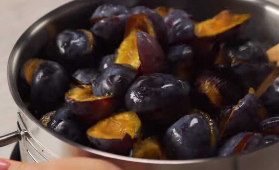 Рецепт соковитого сливового пирога