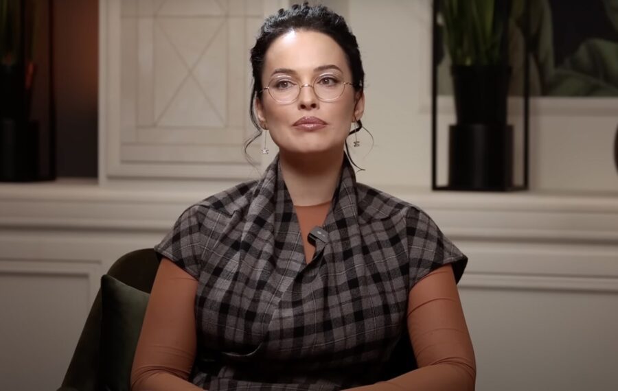 Артистка Даша Астаф'єва показала, як прогулялась осіннім парком зі своєю собакою Луною