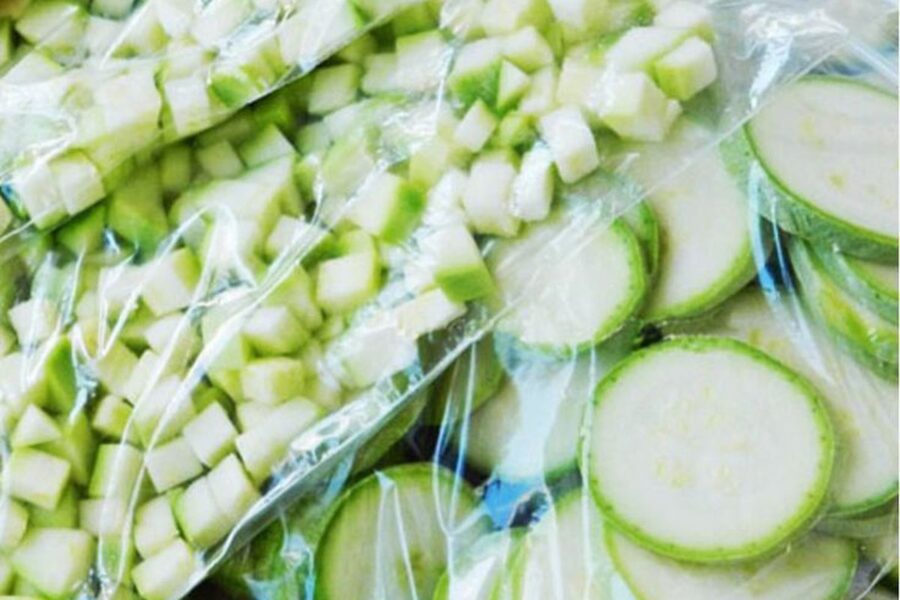 Досвідчені кулінари розповіли, як правильно заморозити кабачки на зиму, щоб вистачило до весни