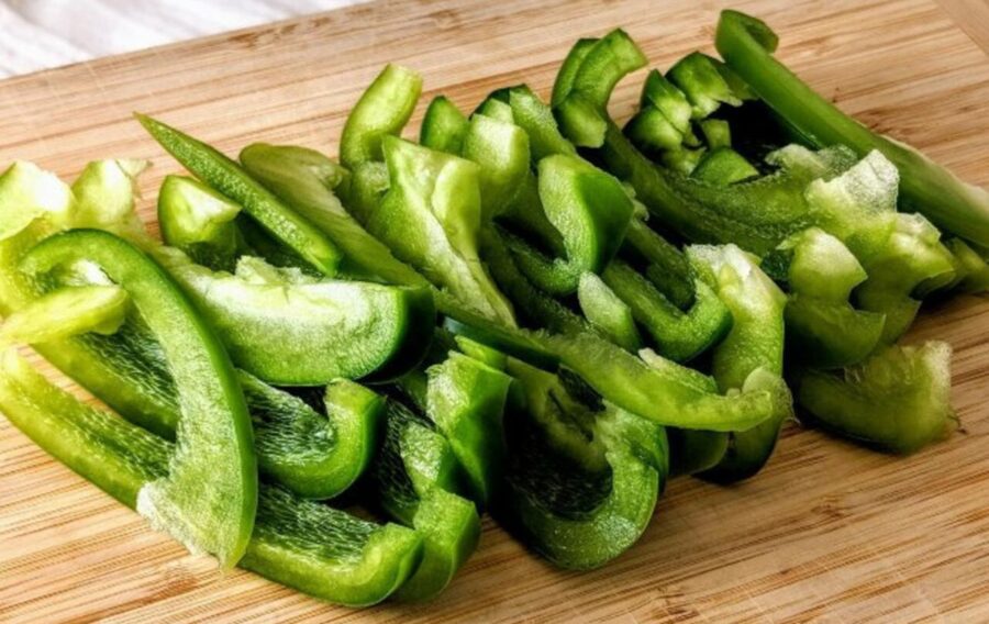 Рецепт смачного салату з помідорами, в якому багато корисних вітамінів