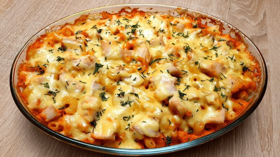 Простий рецепт смачної вечері з макаронів та курки у духовці