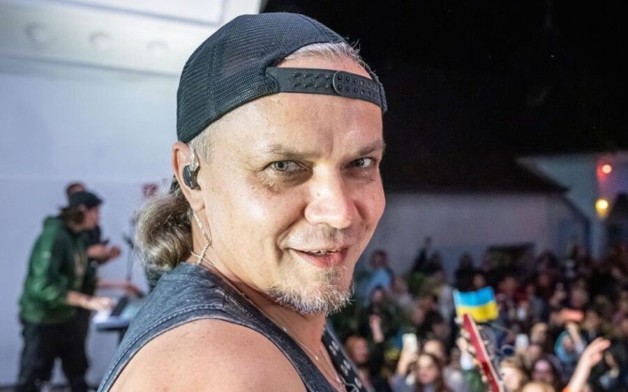 Гітарист з ТНМК став дідусем і показав, як виглядає його новонароджений онук і донька після пологів