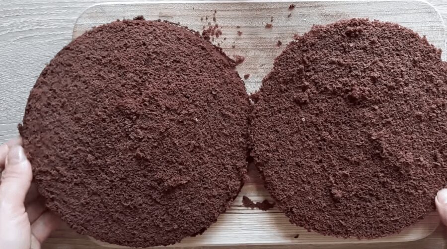 Рецепт швидкого і смачного шоколадного торта: коржі готуються в мікрохвильовці