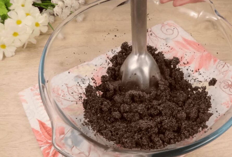 Рецепт м'якого і пухкого макового рулету: багато начинки і смачне тісто