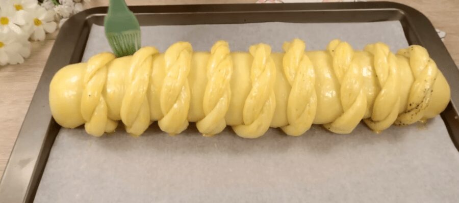 Рецепт м'якого і пухкого макового рулету: багато начинки і смачне тісто