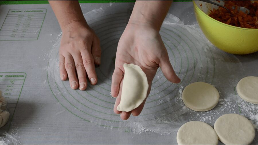 Рецепт пухких і ніжних вареників з капустою