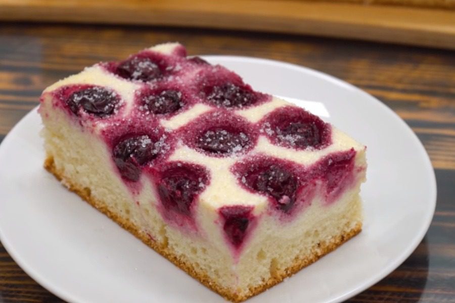 Лінивий пиріг із сирною начинкою та соковитими ягодами