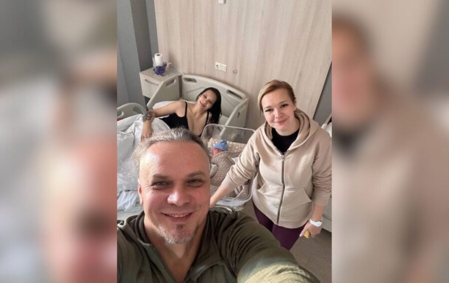 Гітарист з ТНМК став дідусем – його донька народила первістка та показалась у пологовому