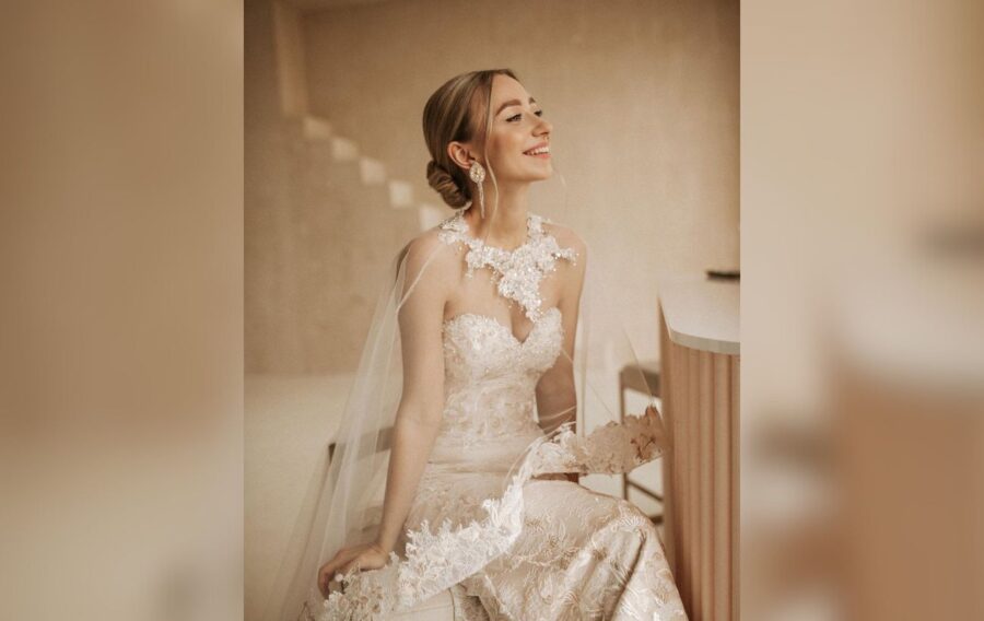 Катерина Репяхова обрала на своє весілля ніжну та стриману сукню з вишивкою
