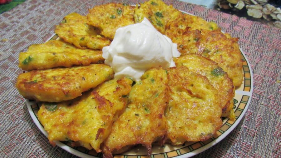 Кулінари назвали секрет, як готувати деруни, щоб вони не пригорали 