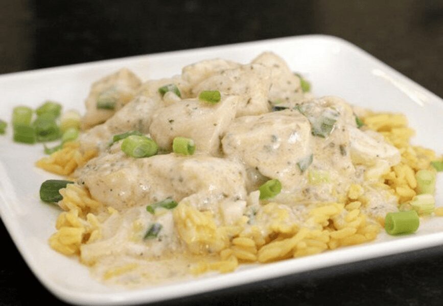 Кулінари поділились простим рецептом смачної підливи з курки та зі сметаною