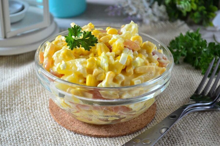 Простий рецепт смачного салату з ананасами та копченою куркою до новорічного столу