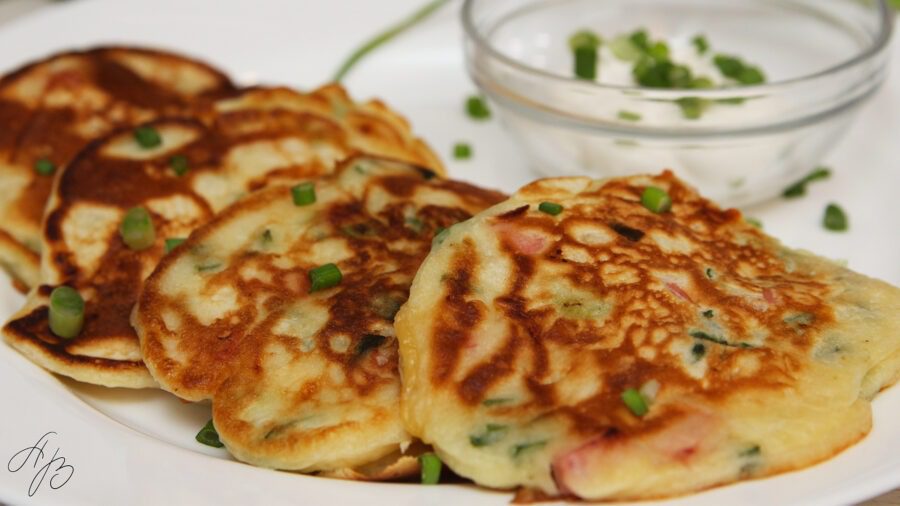 Кулінари поділились простим рецептом смачного сніданку з оладок із ковбасою та сиром