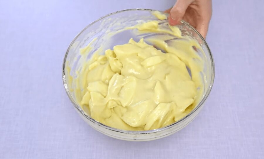 Рецепт смачного яблучного пирога з кремовою заливкою