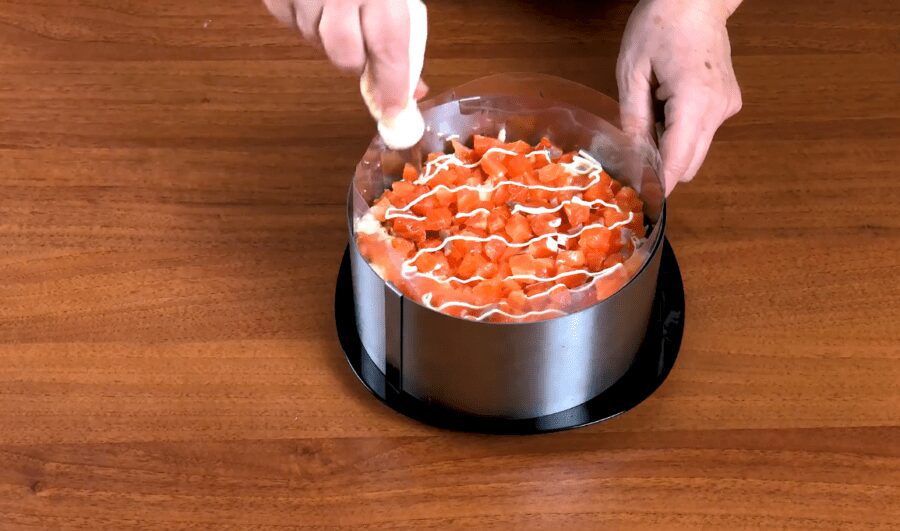 Рецепт легкого і ніжного салату з рибою на новорічний стіл