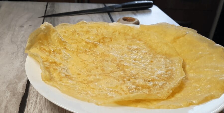 Рецепт простого святкового салату з яєчними млинцями