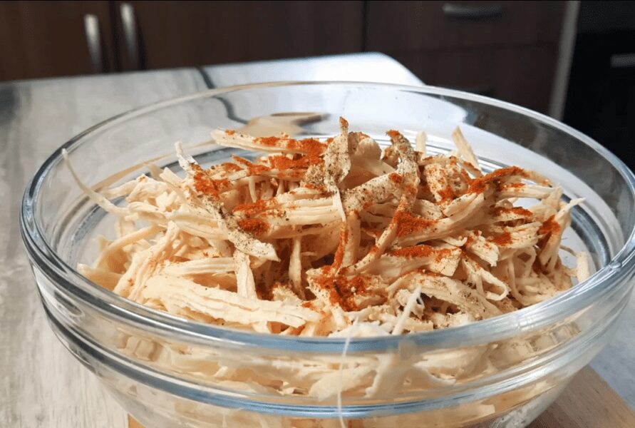 Рецепт простого святкового салату з яєчними млинцями