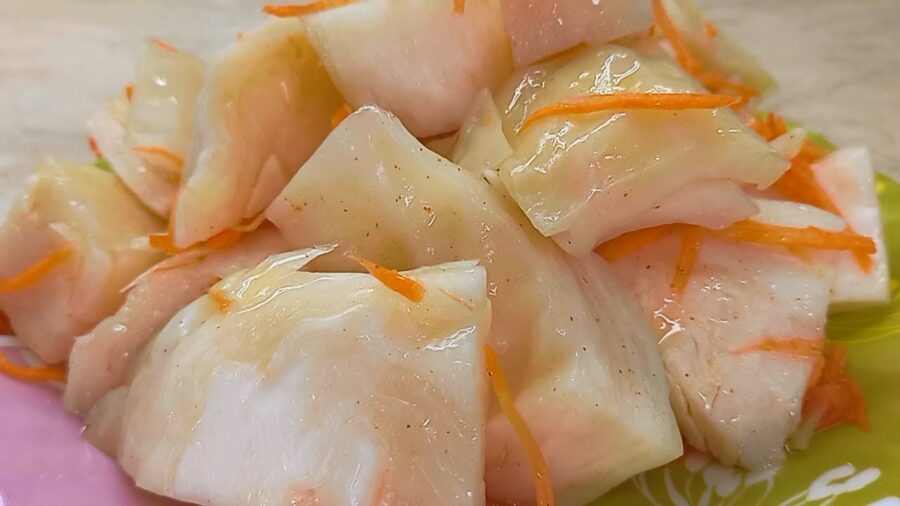 Кулінари поділились простим рецептом смачної маринованої капусти на зиму