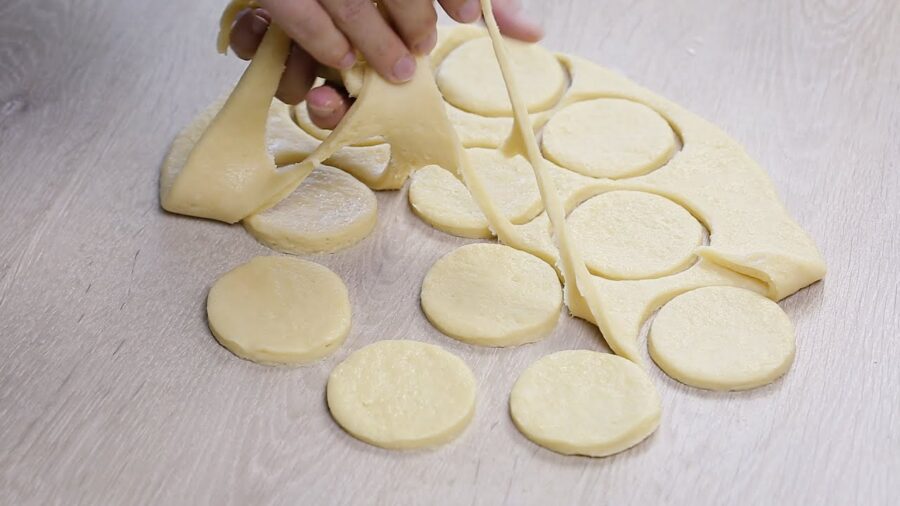 Кулінари поділились простим і дуже смачним рецептом коржиків замість хліба