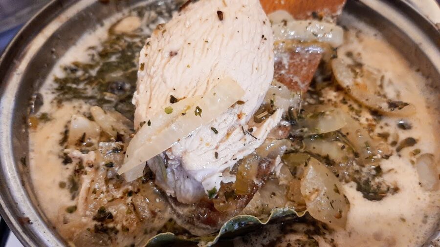 Кулінари поділились простим рецептом смачної підливи з курки та зі сметаною