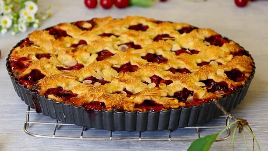 Простий і швидкий рецепт смачного вишневого пирога, який сподобається всім