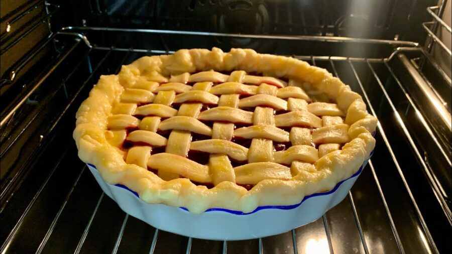 Простий і швидкий рецепт смачного вишневого пирога, який сподобається всім