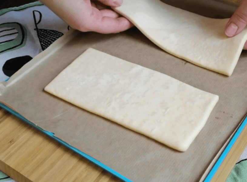 Викладіть тісто на деко