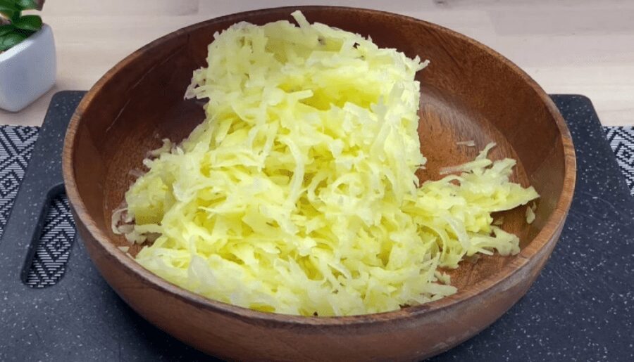 Натріть картоплю