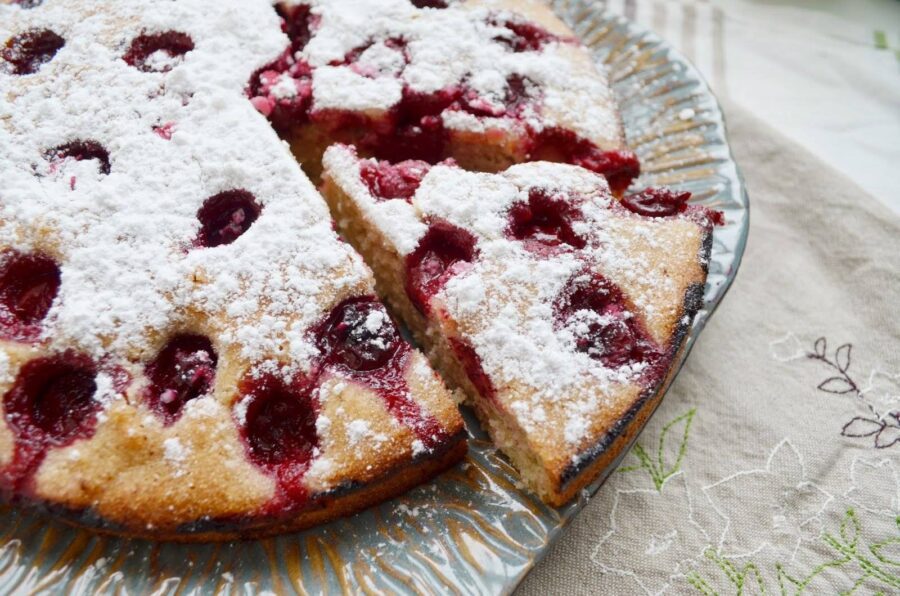 Кулінари поділились простим рецептом смачного пирога з ягодами до чаю або кави