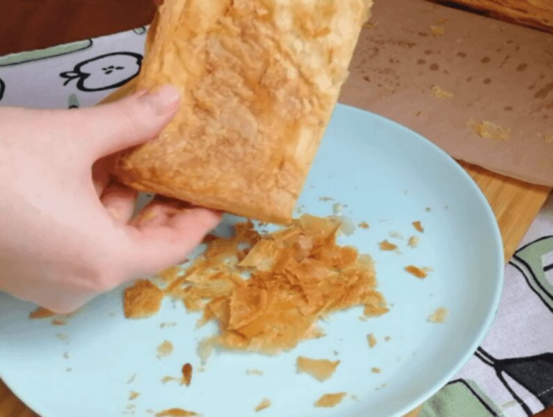 Зберіть крихти з верхнього шару коржів