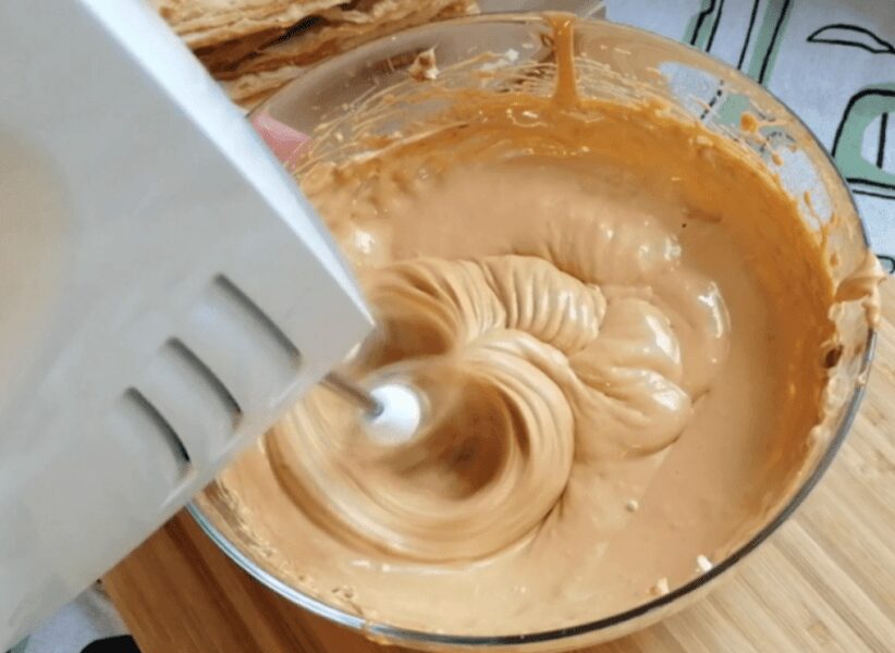 Приготуйте крем для торта