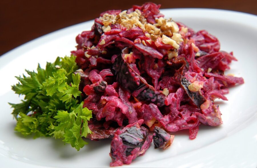 Простий і дуже корисний рецепт салату з буряка, яблук і горіхів, який містить багато вітамінів