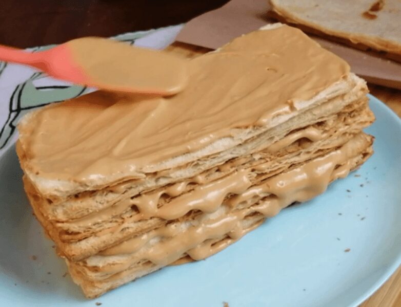 Помажте коржі готовим кремом