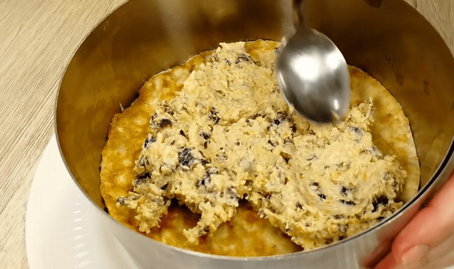 Рецепт смачного і  ситного салату з куркою, грибами і горіхами