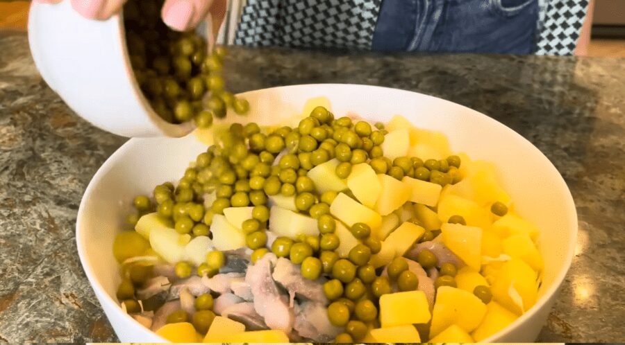 Рецепт смачного і соковитого салату з оселедцем і картоплею