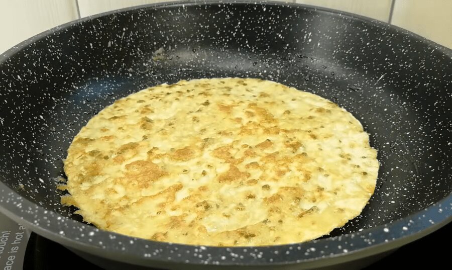 Рецепт смачного і  ситного салату з куркою, грибами і горіхами