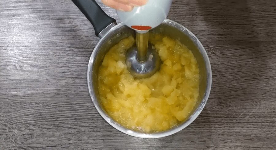 Рецепт святкового яблучного торта, який тане у роті