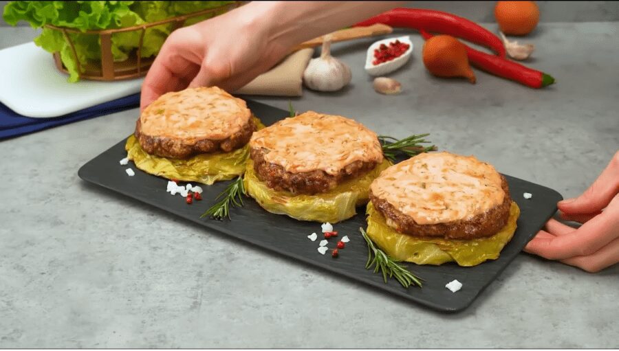 Рецепт запечених стейків з капусти з м'ясним фаршем