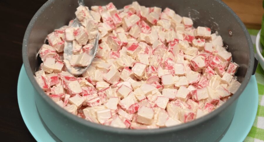 Рецепт святкового салату з крабовими паличками і сиром