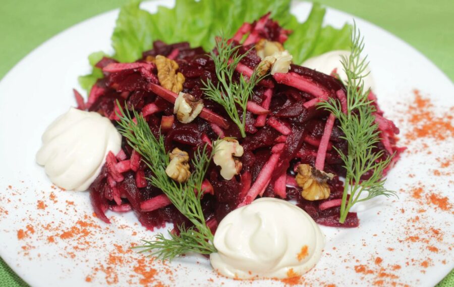 Смачний салат з яблук та буряка