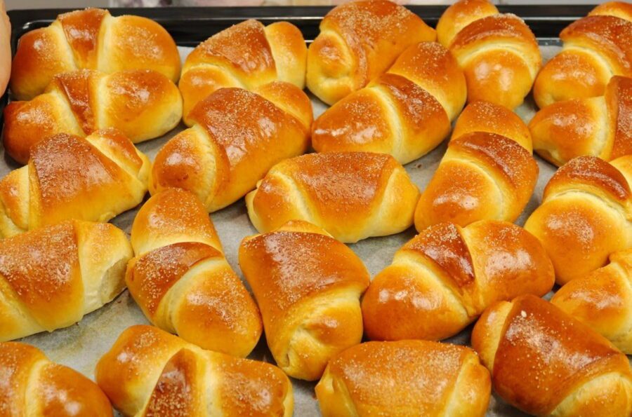 Кулінари розповіли, як приготувати смачні повітряні булочки з начинкою зі звичайного повидла