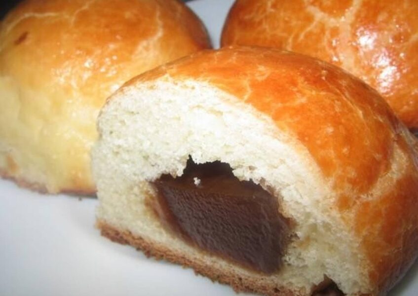 Кулінари розповіли, як приготувати смачні повітряні булочки з начинкою зі звичайного повидла