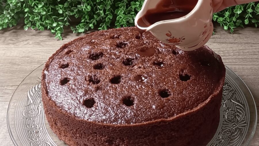 Рецепт швидкого шоколадного торта з цікавою пропиткою