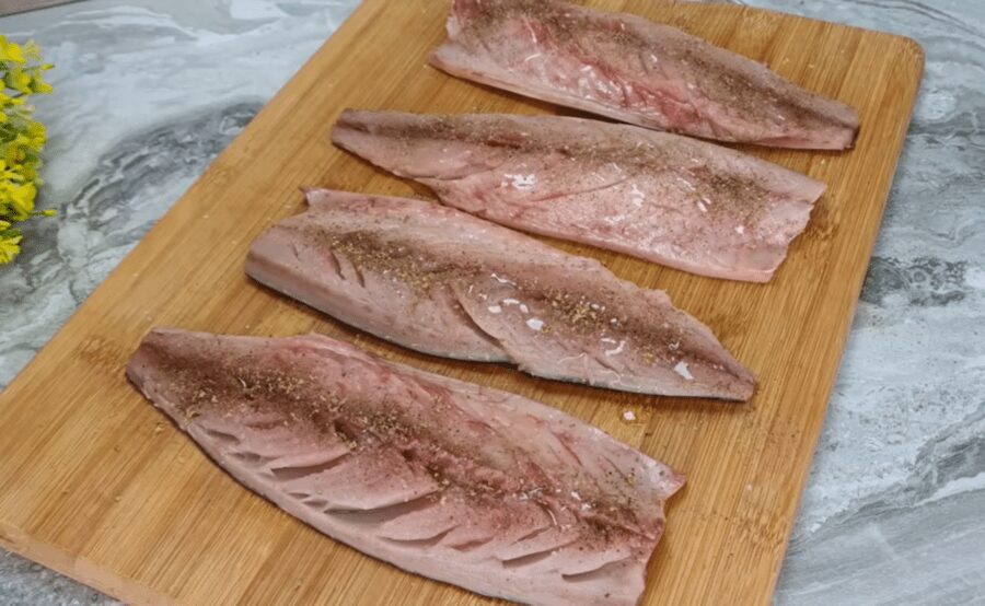 Рецепт запеченої скумбрії під сирною шапкою: виходить ніжною і соковитою