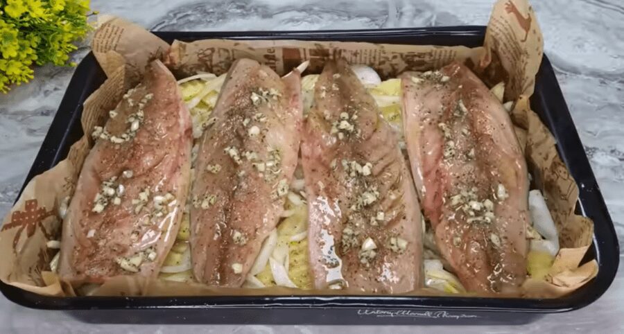 Рецепт запеченої скумбрії під сирною шапкою: виходить ніжною і соковитою