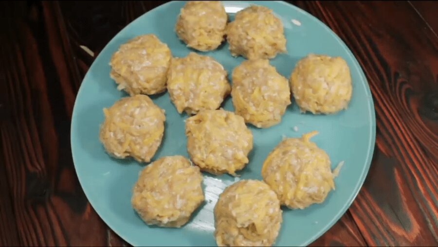 Рецепт смачних і бюджетних тефтель з картоплею у соусі